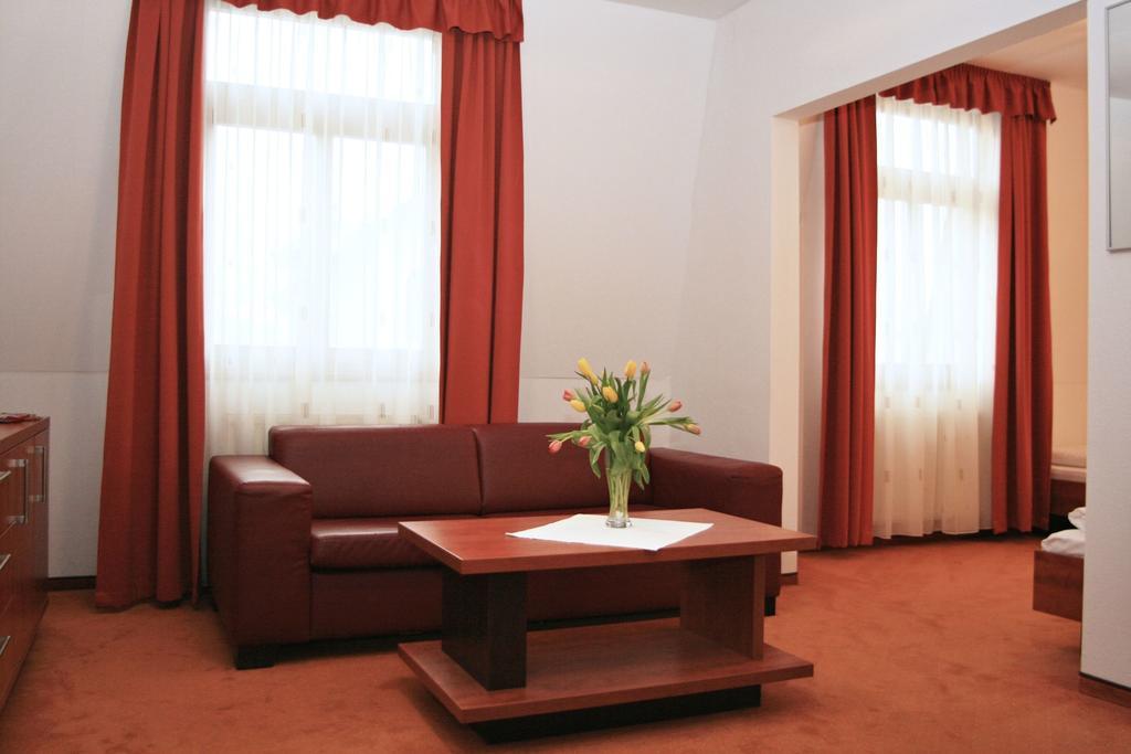 Garni Hotel Praha Тренчианске-Теплице Экстерьер фото