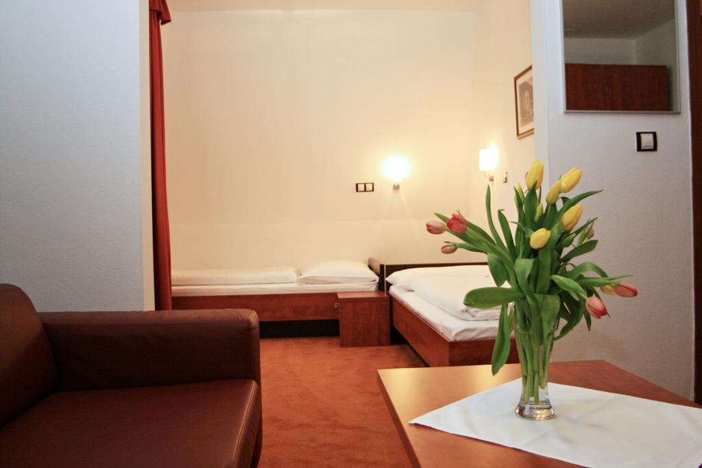 Garni Hotel Praha Тренчианске-Теплице Экстерьер фото